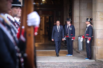 El nou president del Parlament, Josep Rull, passa revista a la guàrdia d'honor dels Mossos d'Esquadra