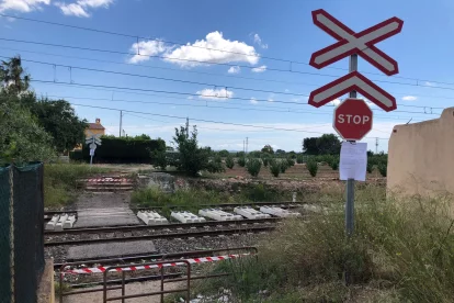 Adif va penjar un cartell vora les vies de tren a mitjans de maig per informar de les obres.