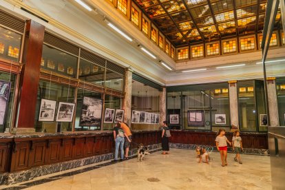 Entrada de l’antiga seu del Banc d’Espanya a Tarragona, transformada en una exposició fotogràfica