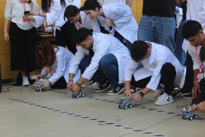 Alumnes posant a punt els vehicles d’hidrogen.