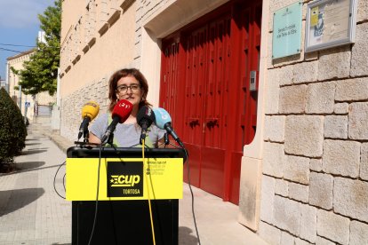 Selene Alberich, de la CUP, davant dels serveis territorials d'Educació de les Terres de l'Ebre.