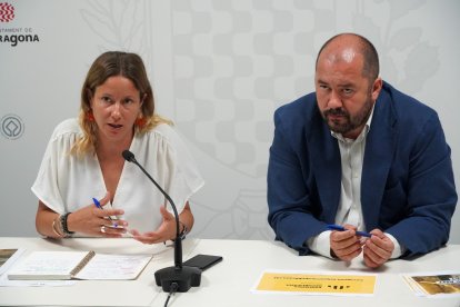 Els portaveus del Grup Municipal d’ERC Maria Roig i Xavi Puig durant el balanç del primer any de mandat del govern de Viñuales