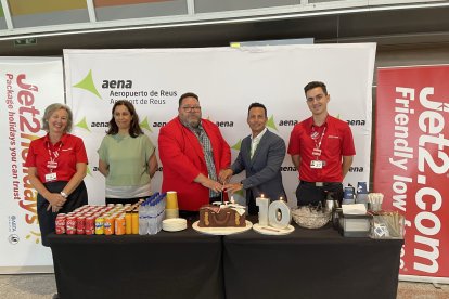 L'aerolínia va rebre als seus clients amb un pastís d'aniversari.