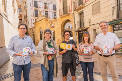 L’il·lustrador Armand amb els quatre botiguers que han fet l’aposta per la venda del llibre.