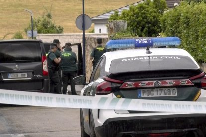 Calle acordonada por la Guardia Civil en Soto del Real tras hallar los cadáveres.