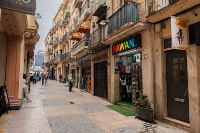 Imatge del carrer Major de Reus, on diversos comerços demanen que l'Ajuntament torni a fer-se càrrec de la instal·lació dels cartons protectors.