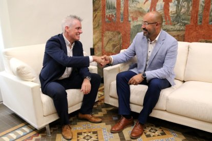 Adam Tomàs i Albert Salvadó, en la reunió de traspàs del càrrec de delegat del Govern a les Terres de l'Ebre.