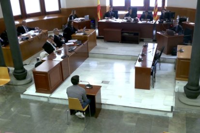 Imatge, a través de senyal de vídeo, de l'acusat per la violació d'Igualada declarant durant el judici a l'Audiència de Barcelona.