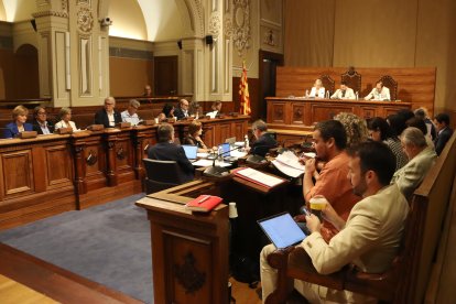 Imatge del ple de Tarragona, celebrat des del saló de plens de la Diputació de Tarragona, aquest divendres.