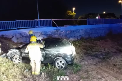 Imatge del cotxe bolcat aquesta matinada a Santa Oliva