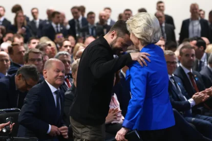 La presidenta de la Comisión Europea, Ursula von der Leyen (dcha.), con el presidente ucraniano, Volodímir Zelenski, en la Conferencia sobre la Recuperación de Ucrania celebrada esta semana en Berlín