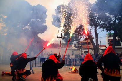 El ball de diables de Roda de Berà ha fet una exhibició més curta durant la revetlla de Sant Joan