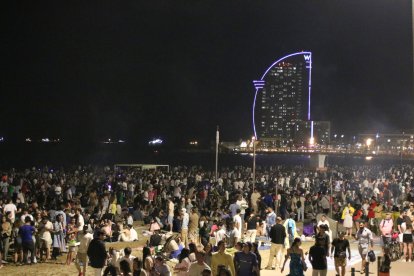 L'aspecte de la platja de Barcelona, amb l'Hotel W al fons.