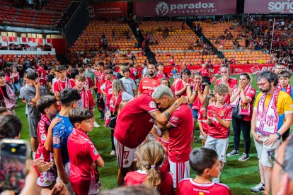 Pablo Fernández i Andy Escudero abraçant-se i plorant envoltats d’aficionats del Nàstic.