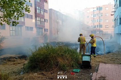 Una dotació de Bombers treballen en un incendi en un pati de l'Arboç.