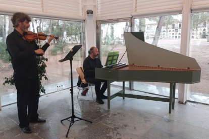 Josep Maria Ferrando, al violí, i Marc Torres, al clavicèmbal, van oferir el concert que va clausurar el cicle d’activitats Primavera al Cementiri.