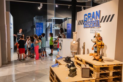 El Jueu del Raval i l’entrada a l’exposició, que inclou més de cent-cinquanta objectes del fons del Museu de Reus.