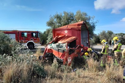 Imatge del camió que ha patit un accident a l'N-340 a Alcanar.