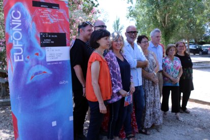 L'organització d'Eufònic, amb els alcaldes i representants del Departament de Cultura, a l'embarcador de Balada, a Amposta.