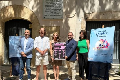 Presentació del programa amb més de 25 actes de la Festa del Quadre davant de Cal Saia.