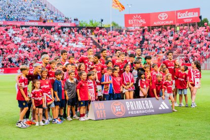 El darrer onze inicial del Nàstic de la temporada acompanyat de joves nastiquers.