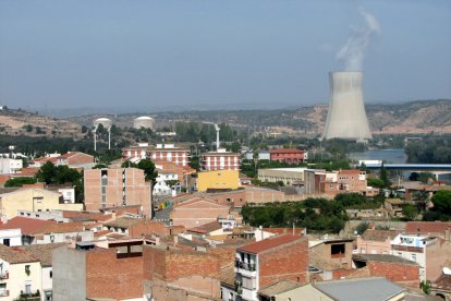 Imatge d'arxiu del municipi d'Ascó amb la xemeneia de la central nuclear al fons.