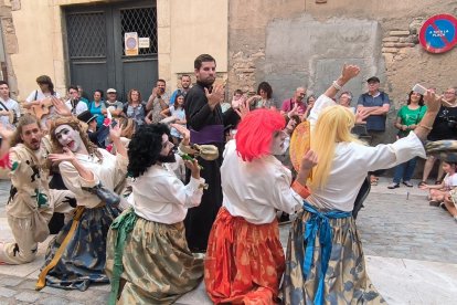 Un instant de la representació del ball parlat satíric de Dames i Vells, a la plaça de Sant Miquel.