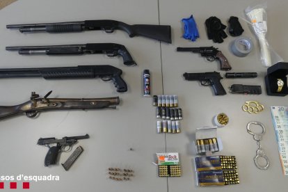 Arsenal d'armes comissat pels Mossos a Figueres.