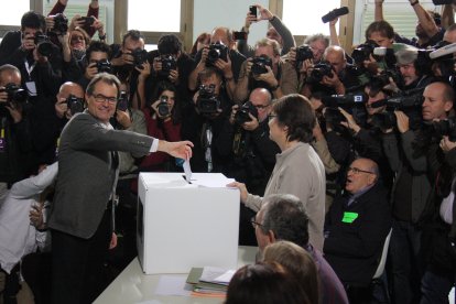 Mas, votant a l'Escola Pia Balmes en el procés participatiu del 9 de novembre del 2014.