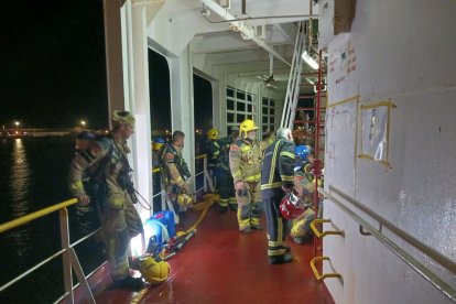 Imatge dels bombers treballant per apagar l'incendi al vaixell.