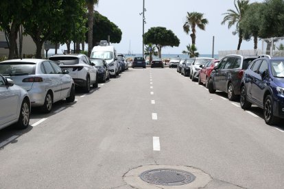 Imatge dels vehicles estacionats al carrer Estel de Cambrils.