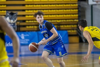 Josep Fermí Cera disputant un partit amb el Club ourense Baloncesto.