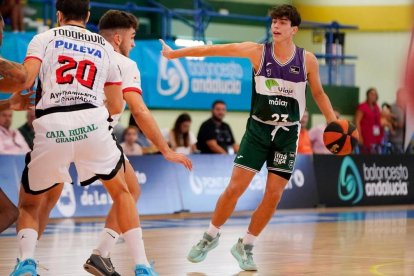 Álvaro Fernández Mena disputant un partit amb Unicaja.