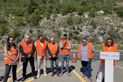 La consellera de Territori, Ester Capella, ha explicat les obres per instal·lar barreres dinàmiques en un talús de la C-14 a la província de Lleida.