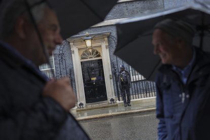 Imatge de la porta del 10 de Downing Street, l'endemà de les eleccions britàniques.