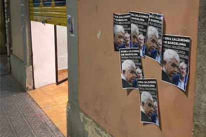 Cartells despectius sobre l'Alzheimer de Pasqual Maragall a Barcelona.