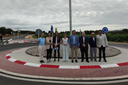 La presidenta de la Diputació de Tarragona, Noemí Llauradó i altres representants durant la inauguració.