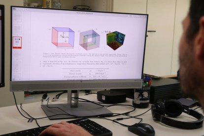 L'investigador del Departament d'Enginyeria Mecànica, Alexandre Fabregat, repassant els detalls de l'article.