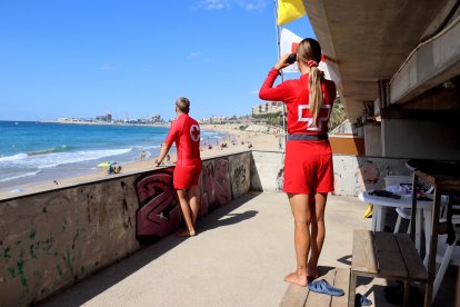 Dos socorristes vigilant a la platja del Miracle de Tarragona.