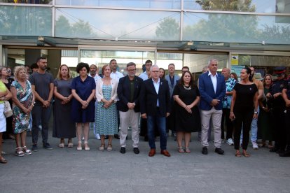 L'alcalde de Salou, Pere Granados, acompanyat d'altres autoritats, en el minut de silenci per condemnar el feminici de Salou.