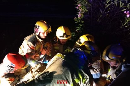 Els Bombers treballant en l'accident de l'Ampolla.