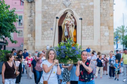 Imatge de l’inici de la professó de les Torxes, que va tenir lloc a les escales de la Parròquia de Sant Pere.