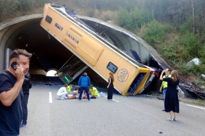 L'autobús que ha bolcat a l'entrada d'un túnel a la C-32 al Maresme.