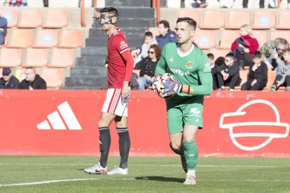 Dani Parra en una acció del partit de la passada temporada contra el Real Unión de Irún al Nou Estadi.