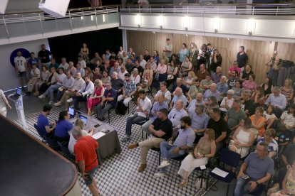 Imatge de l'acte convocat amb càrrecs públics per Dignitat a les Vies i l'associació per a la Promoció del Transport Públic al teatret del Serrallo de Tarragona