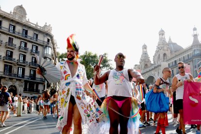 Dues persones ballen a la desfilada del Pride pel centre de Barcelona