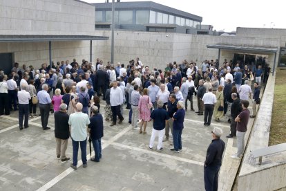 Amics i familiars de Fermí Puig, al tanatori de Granollers abans de la cerimònia