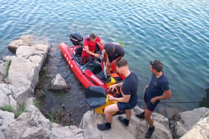 Els Bombers durant la recerca del jove de 14 anys al pantà de Sant Antoni de Talarn