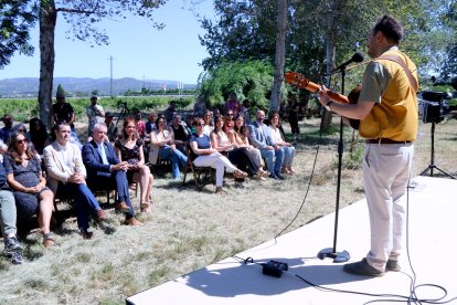 Acte d'homenatge als combatents i les víctimes de la batalla d'Ebre al peu de la torre de la Carrova, a Amposta