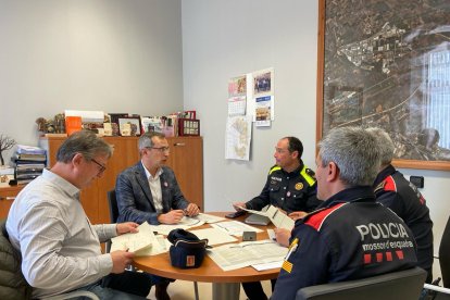 Imatge de la reunió de cooperació entre la Policia Local de Constantí i Mossos d’Esquadra.